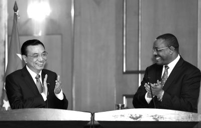 ▲國務(wù)院總理李克強在亞的斯亞貝巴與埃塞俄比亞總理海爾馬里亞姆會談后，共同會見記者。 新華社發(fā)