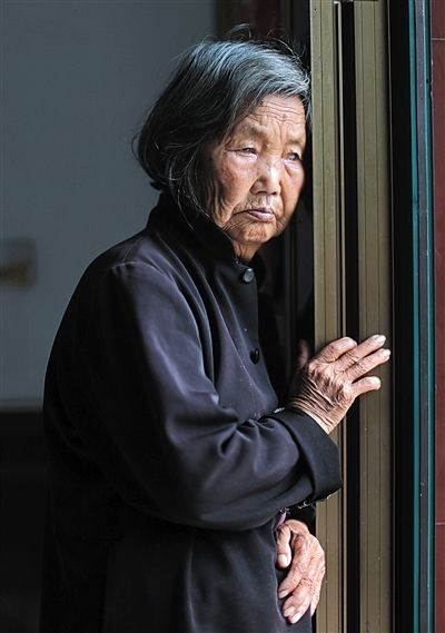 為了能“睡棺木”土葬，潘秀英四次喝農(nóng)藥自殺，后被搶救過來。