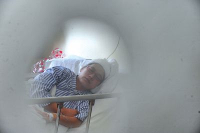 　6月3日，被打的值班醫(yī)生在病房接受治療。新華社發(fā)