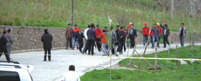 上圖：工廠保安拒絕外人入內(nèi)。下圖：工作人員戴上防護面具進入現(xiàn)場。“央視新聞”微博