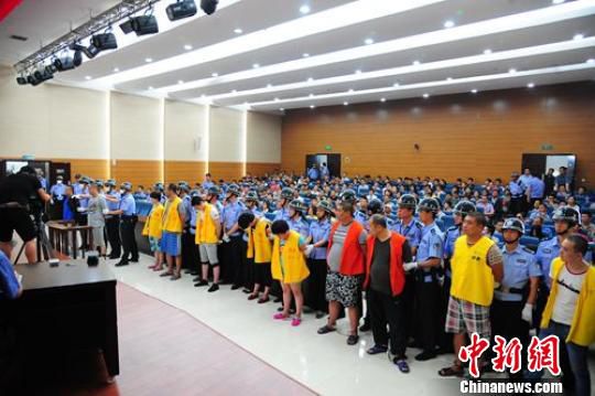 徐州市中級(jí)人民法院召開毒品犯罪案件集中宣判大會(huì),11名被告人被判處死刑、無期徒刑和有期徒刑不等。