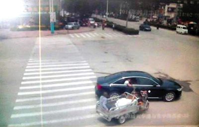 23日中午，陳母被突然噴毒。新京報(bào)記者 王瑞鋒 攝