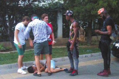 外籍男子路邊發(fā)現(xiàn)醉漢將其圍住。
