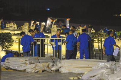 昨晚，工作人員正在為金水橋安裝金色護(hù)欄。京華時(shí)報(bào)記者潘之望攝