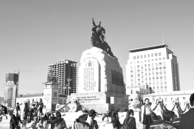 　圖為烏蘭巴托市成吉思汗廣場一角。 馬振華攝