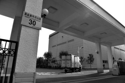 一輛貨車正駛進紅會備災倉庫。京華時報記者 趙思衡 攝