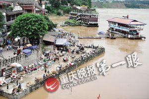 沙坪壩區(qū)磁器口，江水逼近休閑平臺。