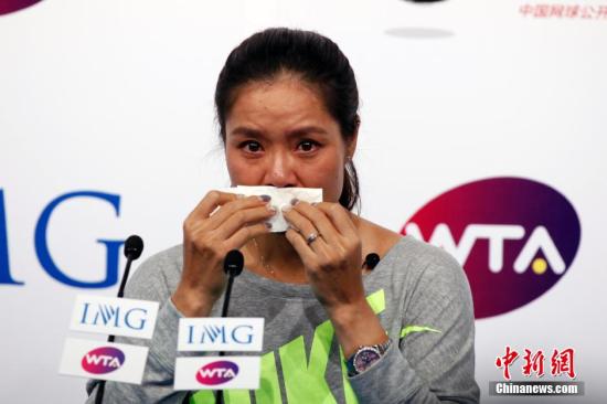 9月21日，李娜在北京召開退役發(fā)布會(huì)。圖為李娜在發(fā)布會(huì)上落淚。中新社發(fā) 韓海丹 攝