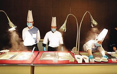 　工作人員在餐廳忙碌。（網(wǎng)絡(luò)圖片）