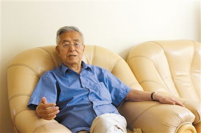 楊維駿 歷任云南省政協(xié)副主席等職。89歲高齡的楊維駿為12名失地農(nóng)民代表開道，到云南省政協(xié)反映問題。