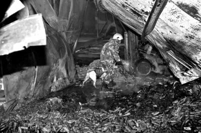 救援人員在山東壽光一食品廠火災現(xiàn)場搜救。新華社發(fā)