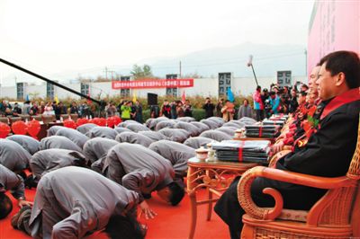 網(wǎng)絡(luò)上流傳的北京鳳凰嶺書院開學(xué)典禮上學(xué)員跪拜老師的照片?！肮虬荨币鹆瞬簧倬W(wǎng)友質(zhì)疑。