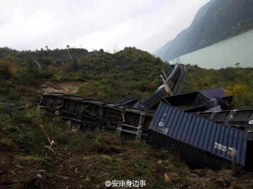 襄渝鐵路旬陽(yáng)至棕溪上行線發(fā)生山體塌方，致使75228次貨物列車8節(jié)車廂脫線。圖片來(lái)源于網(wǎng)絡(luò)