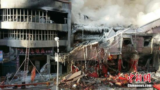 2015年1月3日，哈爾濱市道外區(qū)太古街著火塌方現場，火又燒了起來