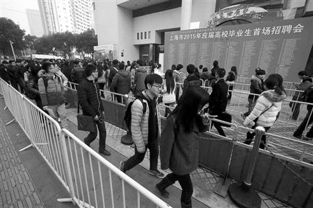 昨天的應屆生招聘會,舉辦方上海國際展覽中心配備了足夠的警力、安保和工作人員，整個排隊隊伍被分割成數(shù)段