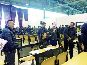 　首批中央和國家機(jī)關(guān)公車第三場拍賣現(xiàn)場。賈悅/攝