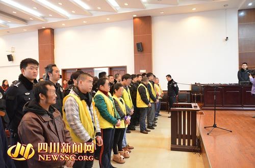 胡寶寶（右四）等接受集中宣判。