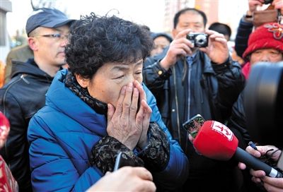 2月9日，呼格吉勒圖的母親尚愛云在旁聽趙志紅案后，接受媒體采訪時(shí)落淚。新華社記者 任軍川 攝