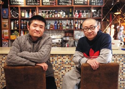 　14日，西安交通大學(xué)路66號(hào)公路咖啡館，苗阜（左）、王聲（右）兩位青年相聲演員今年將第一次登上春晚