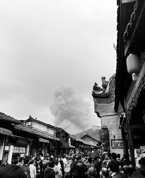 成都龍泉驛區(qū)洛帶古鎮(zhèn)的游客拍到爆炸瞬間濃煙滾滾。