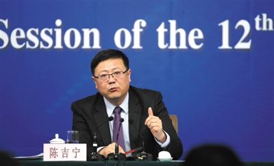 昨日，十二屆全國人大三次會議新聞中心，環(huán)保部部長陳吉寧回答中外記者提問。新京報記者 陳杰 攝