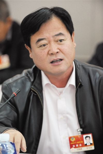 　政協(xié)委員、中國通用技術(shù)集團(tuán)董事長(zhǎng)賀同新稱，按照2014年的數(shù)字，他的薪水下降了近50%。圖/CFP