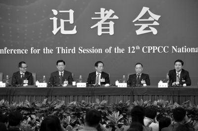 昨日，政協(xié)十二屆三次會議舉行記者會，五位嘉賓回答中外記者提問。京華時報記者王海欣攝