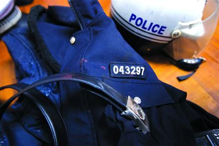 在閔行區(qū)虹橋派出所的一角，擺放著茆盛泉曾經(jīng)最愛的警服?！?43297”的警號、深色的警服依稀可見已經(jīng)凝固的血跡，警用皮帶也斷裂了。