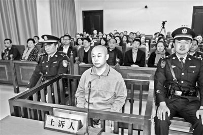 4月14日，趙志紅（前中）在庭審現(xiàn)場(chǎng) 供圖/新華社