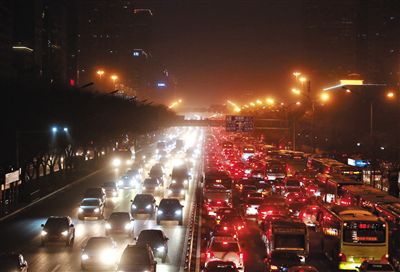 昨晚，因沙塵暴導(dǎo)致能見度低，長安街嚴重堵車。