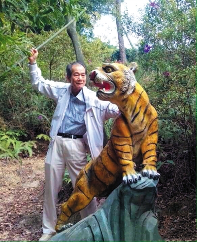2015年1月10日，區(qū)少坤到廣東肇慶九龍湖游玩，拍攝打虎圖。