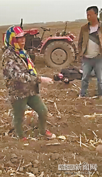 鄉(xiāng)干部開車沖進(jìn)農(nóng)田攆野雞 8旬農(nóng)民阻攔被打倒