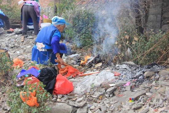 老人們準(zhǔn)備好松香紙錢等祭祀用品，虔誠祈福。