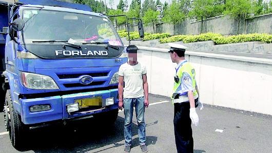 民警對持C1駕照駕駛大貨車、一年違法350余次的張某進行批評教育。