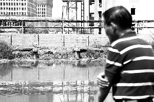 2015年6月5日，上海的古御界橋只剩橋墩和兩塊橋面。