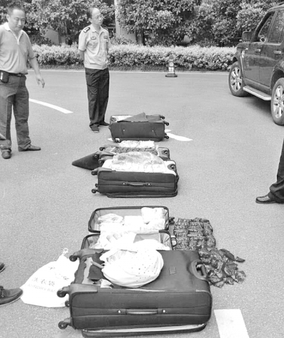 圖為民警搜出的毒品。