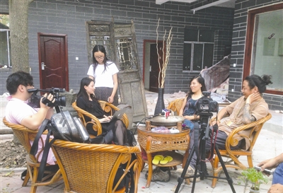 23日，顧少?gòu)?qiáng)接受成都媒體采訪