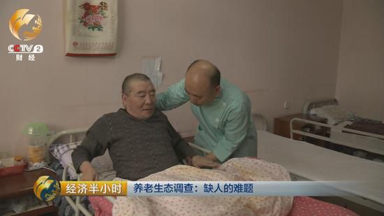 每天凌晨5點(diǎn)多，老姜就起床。幫老人挨個(gè)洗臉，口腔護(hù)理，換尿墊，擦身。