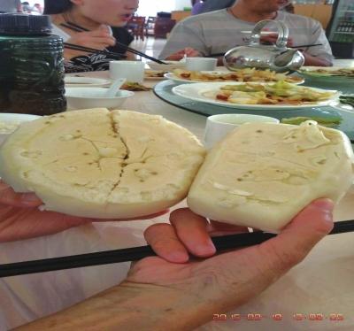 在參加山西游行程中，體驗員發(fā)現(xiàn)團餐中的饅頭已經(jīng)發(fā)霉。視頻截圖