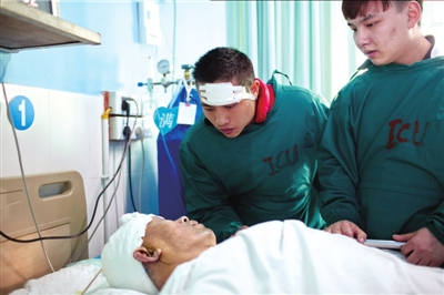 11月16日，王冬（頭部包裹紗布者）在照顧李大爺