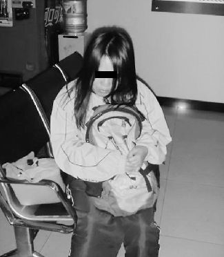 扮學(xué)生妹乞討的女子。