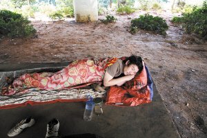 流浪者棲身城市高架橋下 生存無尊嚴隨時等死 流浪者棲身城市高架橋下 生存無尊嚴隨時等死