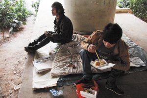 流浪者棲身城市高架橋下 生存無尊嚴隨時等死 流浪者棲身城市高架橋下 生存無尊嚴隨時等死