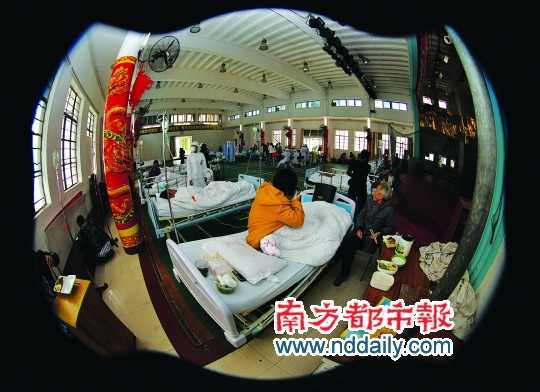 病人被轉(zhuǎn)移到該院的工會大禮堂。通訊員 符曉亮 攝