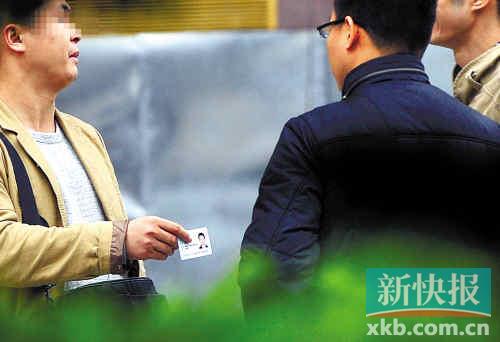 在進(jìn)行了近半個(gè)月暗訪調(diào)查中，有證販子告訴記者稱，二代身份證買賣已形成產(chǎn)業(yè)鏈，不僅貨源穩(wěn)定，生意也是相當(dāng)紅火?！稣褟V場(chǎng)附近，一名男子正向記者兜售二代身份證。