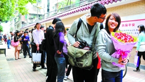 2011年11月11日，越秀區(qū)民政局，登記結(jié)婚的隊(duì)伍排了足有一百米長（資料圖片）?！∮浾唿S澄鋒攝