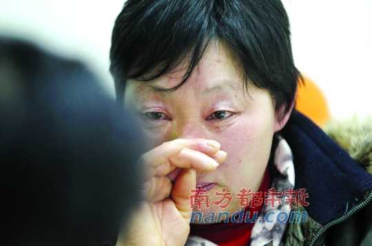 　　聽聞判決結(jié)果，被害人母親楊書會(huì)控制不住眼淚。南都記者徐文閣攝