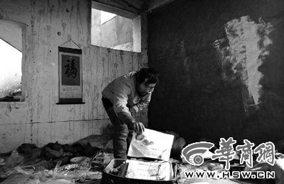 　西安市解放路與東大街十字西北角的一棟待拆遷的樓房中，陳露山整理自己每天看的報紙