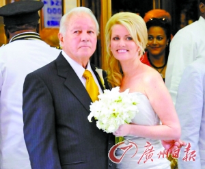 二00一年，埃德文和特里娜舉行婚禮。