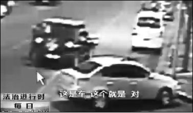 事發(fā)現(xiàn)場監(jiān)控錄像顯示，白圈內(nèi)的被害人老丁，正在牧馬人越野車旁收費。 圖片來自電視截圖